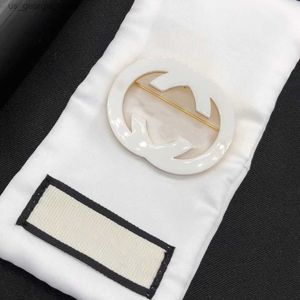 Pinos Broches Moda esmalte branco Pin broche Masculino e feminino mesmo estilo broche duplo G entrelaçado usado para terno duplo vestidos de suéter designer de marca jewe