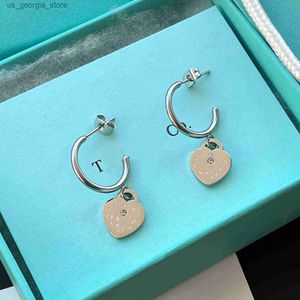 Charm 925 silverpläterad designer örhängen kvinnor hjärta älskar lyx stud örhänge ny charm gåva örhängen varumärke smycken y240327