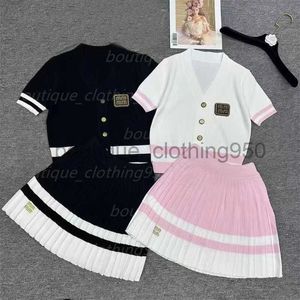 Designer Women Miui Sticked Two Piece Dress Cadigan Letters Split kjol Singlet Sexig smal ärmlösa tankar toppar kjol outfits två bitar uppsättningar