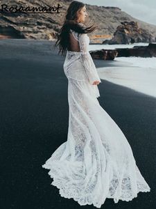 Abiti da sposa in pizzo con applicazioni sul retro e spacco alto della Boemia. Abito da sposa country con maniche lunghe svasate a sirena