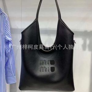 디자이너 Mius Bag Muimui Mui Mui Miao 가족 새로운 싱글 어깨 비스듬한 스 트래드 가방 대용량 진정한 가죽 간단하고 세련된 통근 어지려