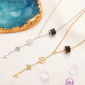 Pendant Necklaces Designer Four Leaf Necklace Brand Womens Charm Necklace New Love Leather Flower Long Chain Girl Engagement Love Wedding Pendant Necklace No Chang