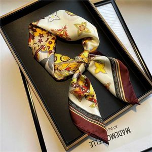 22SS 70x70cm Presbyopia Designer Letters Print Floral Silk Scarf Pannband för kvinnor Fashion Long Handle Surves Paris Axel Tote Bagage Ribbon Head Wraps