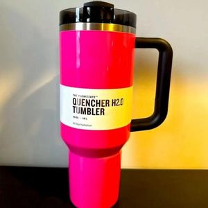 Novos copos de copos amarelos fluorescentes de inverno rosa edição limitada de 40 onças de 40 oz de canecas de palha de palha de grande capacidade para cerveja garrafa de água rosa desfile