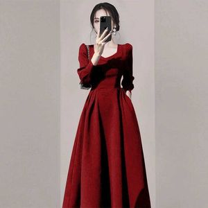 فستان فرنسي على طراز Hepburn Wine Red Square Devel For OiD الخريف الملابس النسائية الجديدة مع ملابس متطورة وذرة
