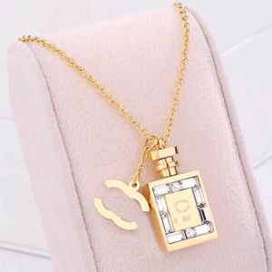 Designer Letter Pendants Brand Necklaces Jewelry Crystal Pearl Necklace Men Womens Wedding Gift 18K Gold Pendant Titanium Stainless Steel Chains