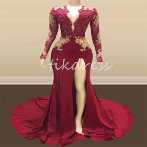 Impressionantes vestidos de baile vermelho escuro para meninas negras com renda dourada elegante vestido de noite sereia com fenda manga comprida decote em V vestido formal aberto nas costas lindo vestido de aniversário