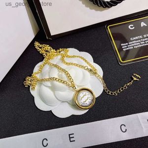 Pendant Necklaces Autumn New Pendant Gift Necklaces Luxury Designer Pendant Necklace Design for Womens Family Romantic Love Jewelry Long Chain Boutique 18K Gold Pl