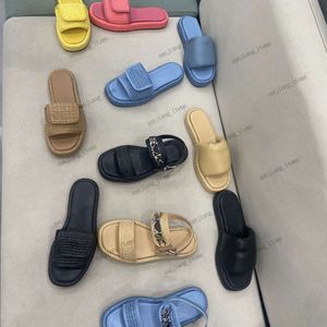 2024 New Triangle Straw Slippers Logo Sandal Platform Raffias Puff مصمم مصمم نساء صيف شقق الصيف الكعب