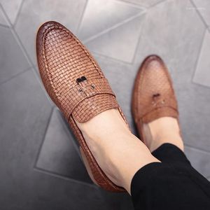 Sapatos casuais masculinos 2024 moda mocassins de couro deslizamento em apartamentos masculinos