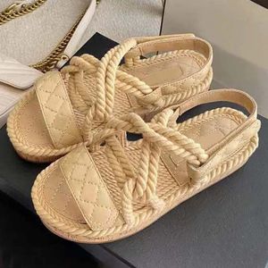 2024 Designer Sandaler Summer Nya tofflor Flat Bottom kardborrsandaler Kvinnors lilla doftande vind BAITA Fashion Leisure bekväm öppen tå strandskor trend