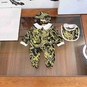 Populära nyfödda jumpsuits Guldtexturdesign Småbarn Fem stycken Storlek 0-6 M Jumpsuit Saliv Thandduk Hat Fang Bei Embrace A Quilt 24mar