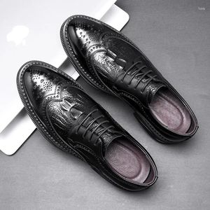 Casual Shoes Classic British Style Pointed Toe Leather Men Oxfords Business Formal Brogue Flats Wedding