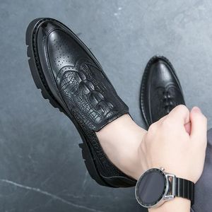 Casual Shoes Classic Black Crocodile Mönster Men Low Top Thick Sole Leather Fashionable Feet Set Wedding Office Dress