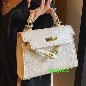 KY Tote Påsar Trusted Luxury Leather Handbag Light Luxury Handheld Bag For Womens 2024 Ny Summer Crocodile Pattern Bag High Grade French Small Have Logo Hbun