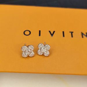 Orecchini boutique Orecchini placcati in argento di piccole dimensioni progettate a un designer I piccoli orecchini intarsiati di diamanti sono appositamente progettati per le ragazze affascinanti una festa di compleanno