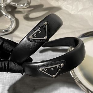 NEU PRAD Black Inverted Triangle Stirnband Klassiker Designer Damen Charme Stirnband Spring neuer klassischer Stil Stirnband Geburtstagsfeier Geschenkhaar Clip