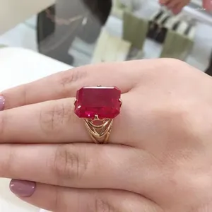 Klusterringar 585 lila guld Ryssland pläterade 18k färg mode utsökt design atmosfär fyra klo fyrkantig röd sten levande ring för kvinnor