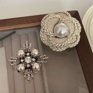 Fashionable Medieval Clip, Niche Camellia Pearl Brooch, Light , High-end Feeling, Small Fragrant Style Brooch for Women