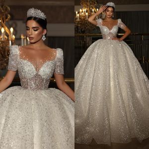 Luxur Crystal Ball Gown Wedding Dress for Bride Bodice Sheer Pärlor Neck Korta ärmar Paljetter Bröllopsklänningar Dubai Saudi Arabic Sweep Train Qatar Brudklänningar