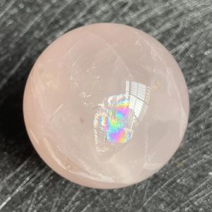 Dekorativa figurer 154Gnatural Stone Rose Quartz Crystal Ball Polished Rock Pink Sphere Feng Shui 2024 Spatination Decoration Gift Reiki