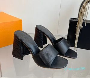 Designer -Kvinnor Skor Gummi Slide Sandal Chunky Heel tofflor Black White Red Green Yellow Platform Slides