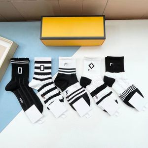 Designer Herrensocken Damen Hochwertige Baumwolle Joker Klassischer Knöchelbrief Atmungsaktive Schwarz-Weiß-Fußball-Basketballsocken Großhandel001