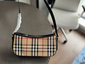 Bolsa retro nas axilas com aura versátil, manuseando vários estilos sem esforço