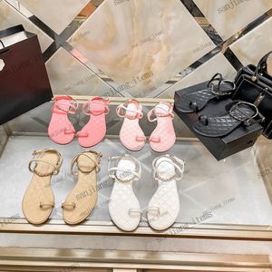 Kvinnor glider thongs thong sandaler tofflor 2c quiltade platt flip flops t rem mule hem casual skor sommar designer lyx pärla blommor bow strand utomhus sandal