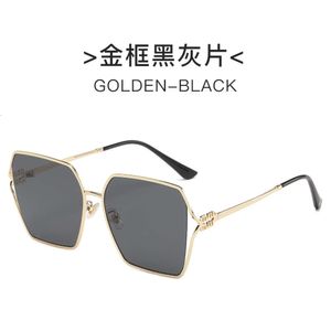 Nova m-letra moda óculos de sol de proteção solar na moda oco para fora high-end rua foto óculos de sol femininos