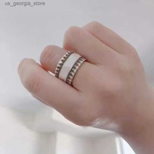 Кольца-кольца Высококачественное роскошное дизайнерское кольцо для женщин и мужчин. Дизайнерские ювелирные изделия. Кольца для пар. Позолоченные титановые кольца с жемчугом 18 карат для обручального кольца. Юбилейное украшение.