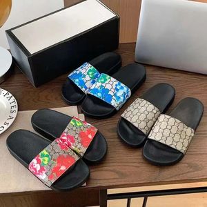 Designer tofflor Sandaler Fashionabla Summer Beach Slippers unisex gummi platt botten tofflor tillgängliga i flera färger stilar 35-45