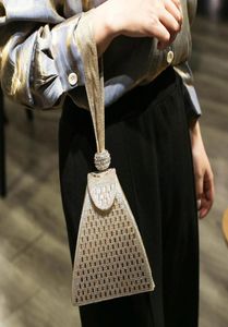 Kvinna handväskor väskor designer väska diamantencrusta handväska net röd diamant pu bling personlig triangel brud och dam slitage fo6077598