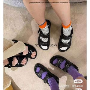 Luxo 2023 designer verão mulheres sapatos sandálias planas canal de sola grossa casual dedo do pé aberto moda mulheres sapato sandálias de praia conforto paris tn