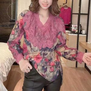 Kvinnors blusar Skjortor Elegant V-ringning Lace Patchwork Shirt 2023 Spring/Summer Korean Löst passande kvinnor Långärmad retro tryckt pendling shirtl240328