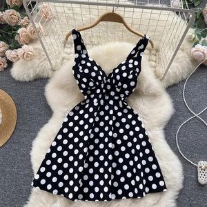 Lässige Kleider Schwarz Weiß Polka Dot Dünnes Trägerkleid Damen Koreanische Mädchenmode Süßer V-Ausschnitt Rückenfrei Ärmellos A-Linie