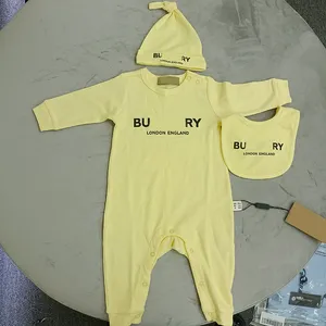 Designer 3pc barn romper bodysuit för spädbarn nyfödd baby jumpsuit flicka pojkar märke bokstavsdräkt övergripande kläder outfit bib hatt csd2403276-6