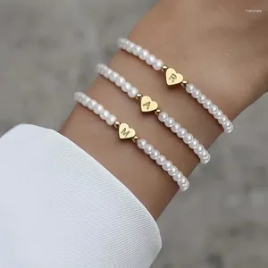 Charme pulseiras A-Z 26 letras inglesas coração em forma de pingente pulseira de pérola para mulheres cor dourada artesanal frisada jóias elásticas presentes