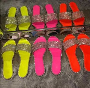 Тапочки Тапочки Блестящие женские летние сандалии Модные блестящие женские шлепанцы ярких цветов Пляжные туфли на плоской подошве со стразами На открытом воздухе H240326XTAP