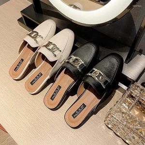 Tofflor 2024 Sommarkvinnor Kawaii utanför Round Toe Girl Flats Metal Lady Black Female Beach Luxury Barefoot Mules Shoes