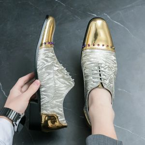 Skor ny trend mäns charm spetsig guld bländande nit patent läder skor manlig klänning bröllop prom hemkommande loafers skor