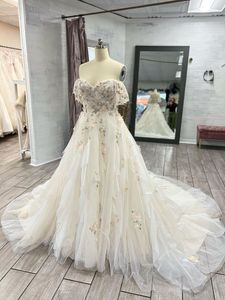 Romantici fiori 3D Appliques Abiti da sposa a trapezio in pizzo con spalle scoperte Abiti da sposa pieghettati