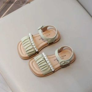 Sandaler 2024 Little Girl Sandals Summer Childrens Princess Flat Sandals Fashion Folding Pearl Childrens Fashion Casual Beach Shoes Open Sole Q240328