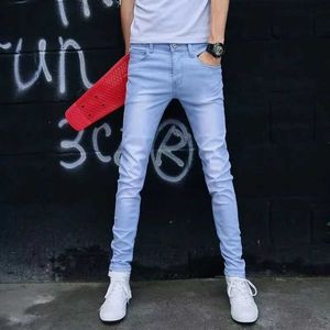 Herrbyxor fashionabla mens smala fit denim blyertsbyxor högkvalitativ svartvitt snäva elastiska jeans mens street jeans alla säsonger J240328