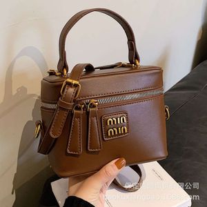 حقائب كتف مصمم المصادر في المتاجر هذه السنوات هذه السنوات الشهيرة دلو البدل 2024 New Trendy و Right Handbag Forning One Crossbody