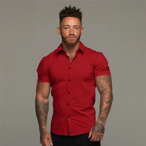 Летняя мода с коротким рукавом Мужская рубашка Solid Super Slim Fit Мужская социальная деловая классическая рубашка Брендовая мужская рубашка для спортзала и фитнеса Спортивная одежда 240325