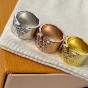 Clássico de luxo diamante v anel designer de moda masculino e feminino anéis de casamento de cristal 316l titânio banhado a ouro 18k jew258b