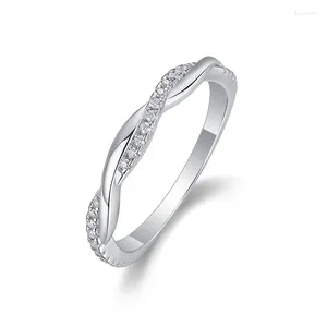 Anelli a grappolo Anello nuziale twist in moissanite ghiacciato in argento 925 per le donne Gioielleria raffinata Placcato oro bianco Eternity Band Pass all'ingrosso