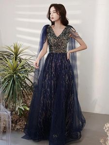 Partykleider Dunkelblaues Cocktailkleid mit Pailletten, V-Ausschnitt, Perlenstickerei, Quaste, Cape, Tüll, luxuriöser Schal, modisch, bodenlang, Toast-Abendkleid