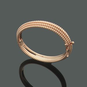 Braccialetti con perline rotonde a cinque strati con lettera VC gioielli in acciaio al titanio braccialetti per donna Commercio all'ingrosso di gioielli in oro
